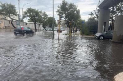 Bari sotto l'acqua, strade allagate in zona Fiera: previste piogge fino al weekend