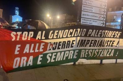 Taranto, «Stop al genocidio palestinese e alle guerre imperialiste»: sotto la pioggia ieri sera il corteo 