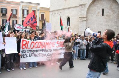 A Barletta in millecinquecento per Gaza: corteo sotto la pioggia in sostegno della Flotilla