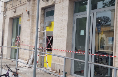 San Pietro Vernotico, fanno esplodere il postamat ma poi fuggono a mani vuote