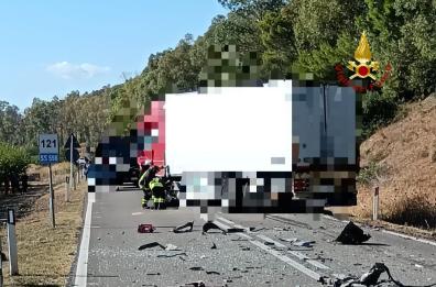 Tragico incidente sulla SS 598 a Scanzano Jonico: scontro tra auto e camion, quattro morti e sei feriti. Bardi: «Siamo senza parole»