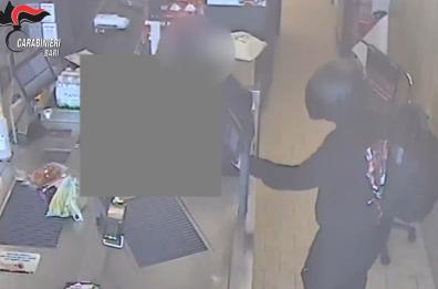 Quattro rapine ai supermercati del Barese: arrestato un 23enne