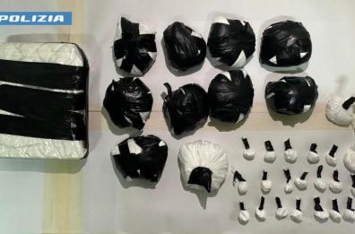 Mesagne, nascondevano un chilo di cocaina tra il muro e il lavandino: due arresti