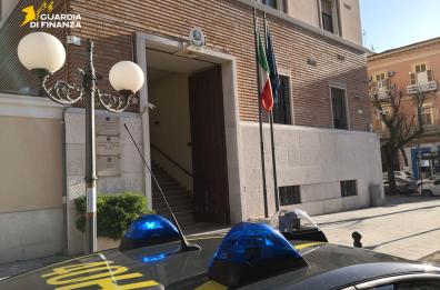 Telefoni e droga ai detenuti in carcere: arrestato agente penitenziario a Foggia