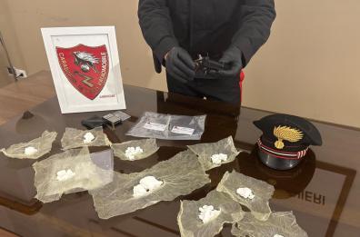 Lecce, nasconde cocaina e una pistola nel vano della porta blindata: arrestato 47enne