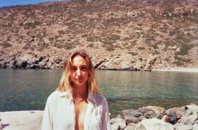 FEM, la voce che accarezza e brucia: con &laquo;quattromura&raquo; l&rsquo;alt-pop italiano trova la sua oscurit&agrave; luminosa