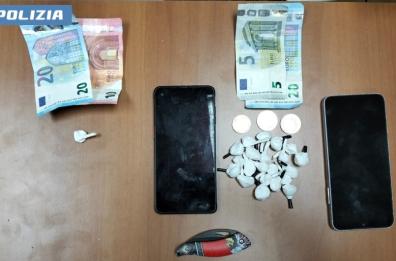 Scoperto il «delivery» della droga a Taranto: 19enne arrestato in scooter con cocaina pronta alla consegna