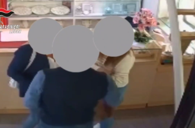 Fingono di voler comprare gioielli e fuggono con 1000 euro di preziosi: arrestate due donne a Lequile VIDEO