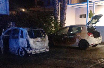 Notte di fuoco tra Parabita e Matino, 4 auto incendiate in circostanze diverse ma in poco più di mezzora: si indaga