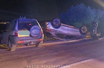 Notte di incidenti nei dintorni di Putignano: due sinistri, un'auto ribaltata, 7 feriti