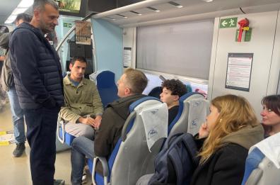 Regionali, Decaro viaggia su un treno locale per ascoltare i pendolari pugliesi