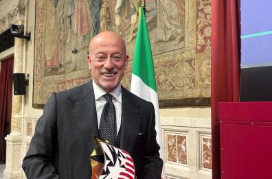 Lo stilista di Andria, Domenico Vacca, riceve il Premio America 2025 alla Camera dei Deputati