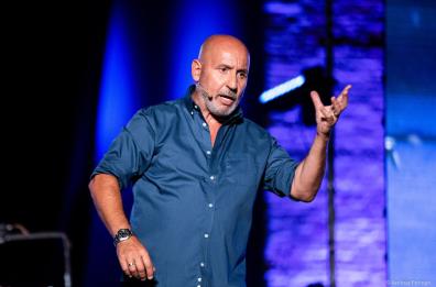 «Io non faccio ridere... è la vita che fa ridere da sola, e io la racconto»: Maurizio Battista mattatore a Lecce, doppia data al Teatro Apollo