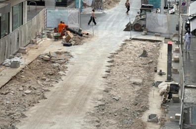 Bari, in via Argiro partono i lavori nel terzo isolato: luci natalizie già accese per «ingentilire» il cantiere