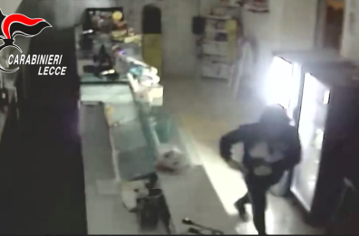 Nella stessa notte ruba in una pizzeria a Casarano e in un bar a Melissano: arrestato dai Carabinieri di Monteroni