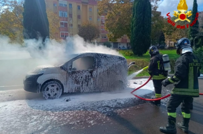 Brindisi, prende fuoco in pieno centro un furgoncino da lavoro: l'intervento dei vigili del fuoco