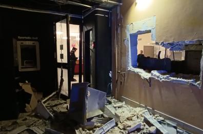 Doppia esplosione nella notte a Presicce-Acquarica contro filiale Banca Sella: ladri in fuga col bancomat VIDEO