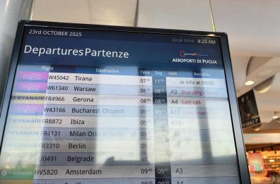Bari-Tirana, volo Wizz Air partito con 5 ore di ritardo, disagi fra i passeggeri: «Abbiamo perso coincidenze»