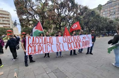 Bari, da piazza Umberto il corteo in sostegno al popolo palestinese: «La pace di Trump è una farsa» VIDEO 