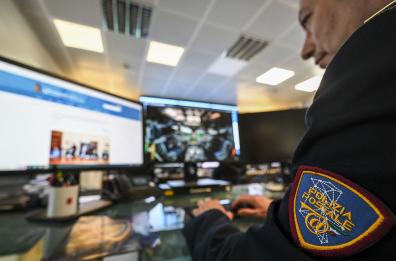 Conservavano più di 10mila video pedopornografici: arrestati due uomini nel Brindisino