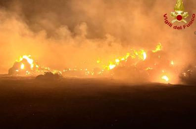 Incendio nella notte a Torre Lapillo: 300 balle di fieno a fuoco in Masseria Donata