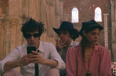 Lucio Corsi al cinema con «La Chitarra nella Roccia», film-concerto del live all’Abbazia di San Galgano