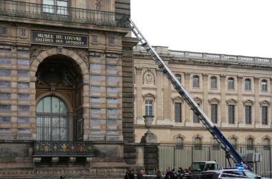 Furto al Louvre, fermati due sospettati. «Stavano fuggendo in Algeria e Mali» Furto al Louvre, fermati due sospettati. «Stavano fuggendo in Algeria e Mali»