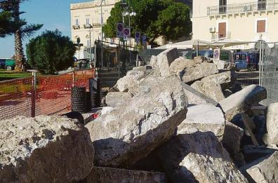 Taranto, l'appello per i lavori in Piazza Castello: «Salvate le chianche prima che le rubino» 