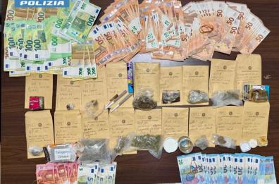 Nardò, andava in giro con la droga e oltre 10.500 euro nello zaino: arrestato 34enne Nardò, andava in giro con la droga e oltre 10.500 euro nello zaino: arrestato 34enne