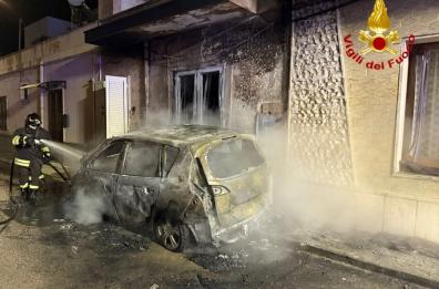 San Pietro Vernotico, auto in fiamme nel cuore della notte: danneggiata un'abitazione