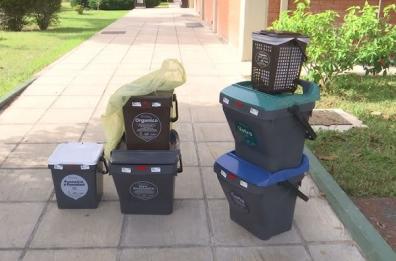 Bari, monta la protesta tra i residenti di Carbonara per il tardo orario del porta a porta: «Con il buio abbiamo paura» Bari, monta la protesta tra i residenti di Carbonara per il tardo orario del porta a porta: «Con il buio abbiamo paura»