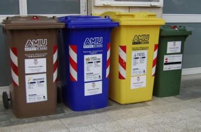 Bari Vecchia, spazzatura accanto a contenitore per la carta: ristoratore incastrato dagli scontrini, multato Bari Vecchia, spazzatura accanto a contenitore per la carta: ristoratore incastrato dagli scontrini, multato