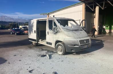 Fasano, rapina a mano armata al Centro Agroalimentare: panico tra gli operatori, furgone dato alle fiamme durante la fuga