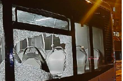 Halloween a Bari, assalto agli autobus cittadini: vetri in frantumi e panico tra i passeggeri a bordo Halloween a Bari, assalto agli autobus cittadini: vetri in frantumi e panico tra i passeggeri a bordo