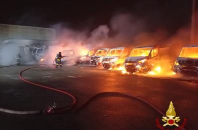 Noicattaro, incendio in azienda dei rifiuti: distrutti dieci autocarri