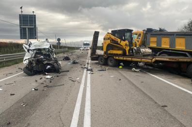 Mottola, tragico frontale sulla statale 100: auto impatta contro un camion, due morti FOTO