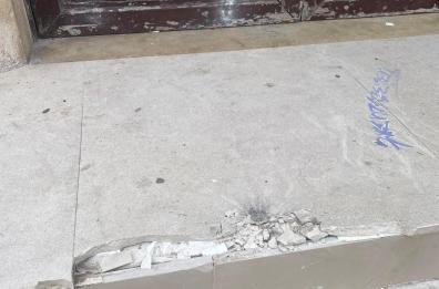 Trani, atto vandalico nella notte di Halloween contro il Liceo De Sanctis: danneggiato portone, il preside denuncia