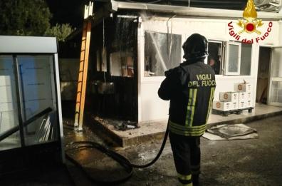 Incendio in un bar di una stazione di servizio a Pezze di Greco: intervento dei vigili del fuoco