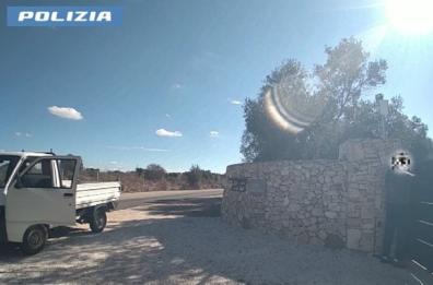 Ruba una telecamera di videosorveglianza: denunciato 55enne a Manduria Ruba una telecamera di videosorveglianza: denunciato 55enne a Manduria