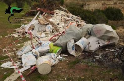 Cava abbandonata trasformata in discarica: a Nardò imprenditore incastrato dalle telecamere e denunciato