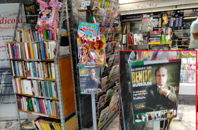 Il Duce «in vetrina»: a Bari spunta il calendario di Mussolini nell'edicola del tribunale, «Unico a colori»