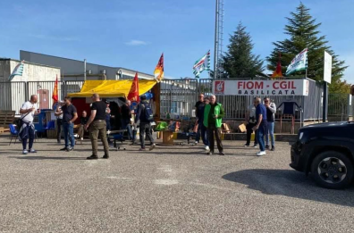 Melfi, per l'indotto Stellantis a rischio il futuro di centinaia di operai Melfi, per l'indotto Stellantis a rischio il futuro di centinaia di operai