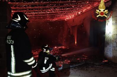 Incendio distrugge due abitazioni di un imprenditore a Salve: notte di paura in contrada Fani