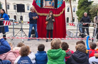 Bari, i bambini occupano Piazza Umberto: un palcoscenico a cielo aperto con i «Burattini al chiaro di luna»