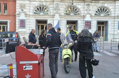 Bari, controlli a tappeto della polizia locale: in pieno centro sfrecciano le bici elettriche alterate, scattano le sanzioni