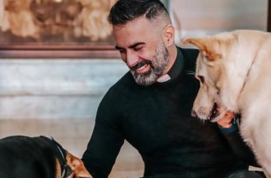 Brindisi, don Cosimo Schena supera 500mila follower e diventa il prete più seguito su Instagram dopo il Papa