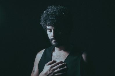 Blumosso torna con «Nettuno»: un inno all’amore che resiste alle tempeste Blumosso torna con «Nettuno»: un inno all’amore che resiste alle tempeste