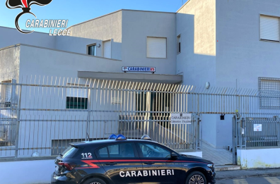 Matino, litiga con i parenti e lancia una bombola di gas per le scale: 37enne arrestato dopo una fuga tra i tetti