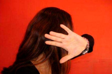 Torre S.Susanna: picchiata dal compagno denuncia, dopo il processo lui le offre 5mila euro e lei li dona a centro antiviolenza