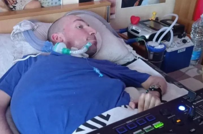 Alliste piange la scomparsa del 30enne «Dj Checco»: un amore per la consolle oltre la malattia Alliste piange la scomparsa del 30enne «Dj Checco»: un amore per la consolle oltre la malattia